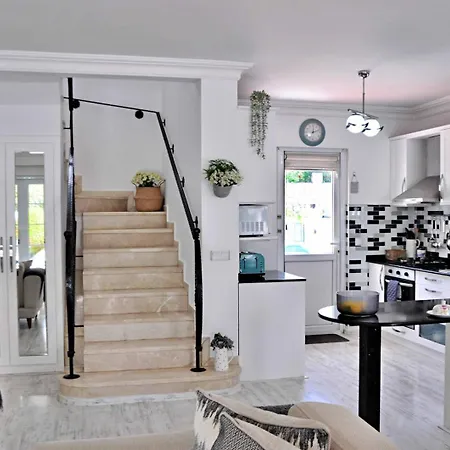 London - 3 Bedroom In Ovacik Βίλα