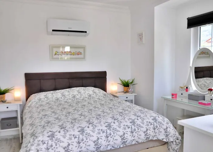 London - 3 Bedroom In Ovacik 别墅